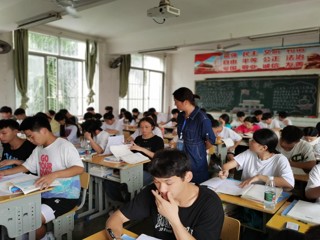 诚信考试，清风自来——广西工商学校期考顺利结束