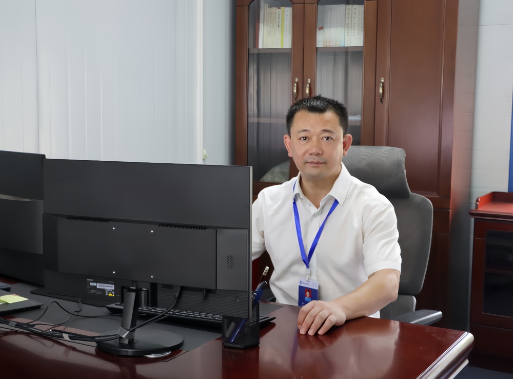 书记工作照