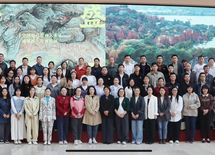 广西工商学校组织参观“盛世修典——‘中国历代绘画大系’成果展·广西特展”