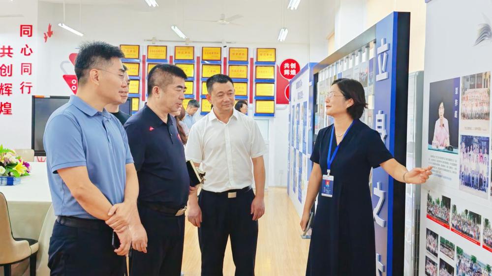 参观校史馆2