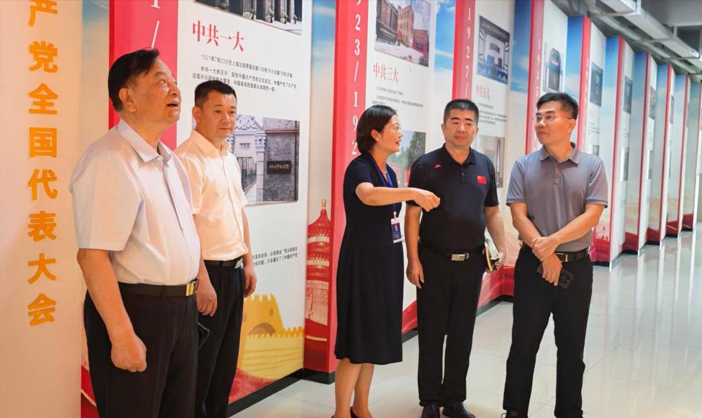 参观党建长廊
