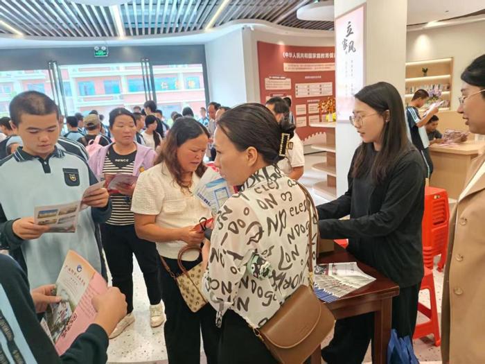 广西工商学校赴南宁市励志专门学校参加职业教育宣传活动