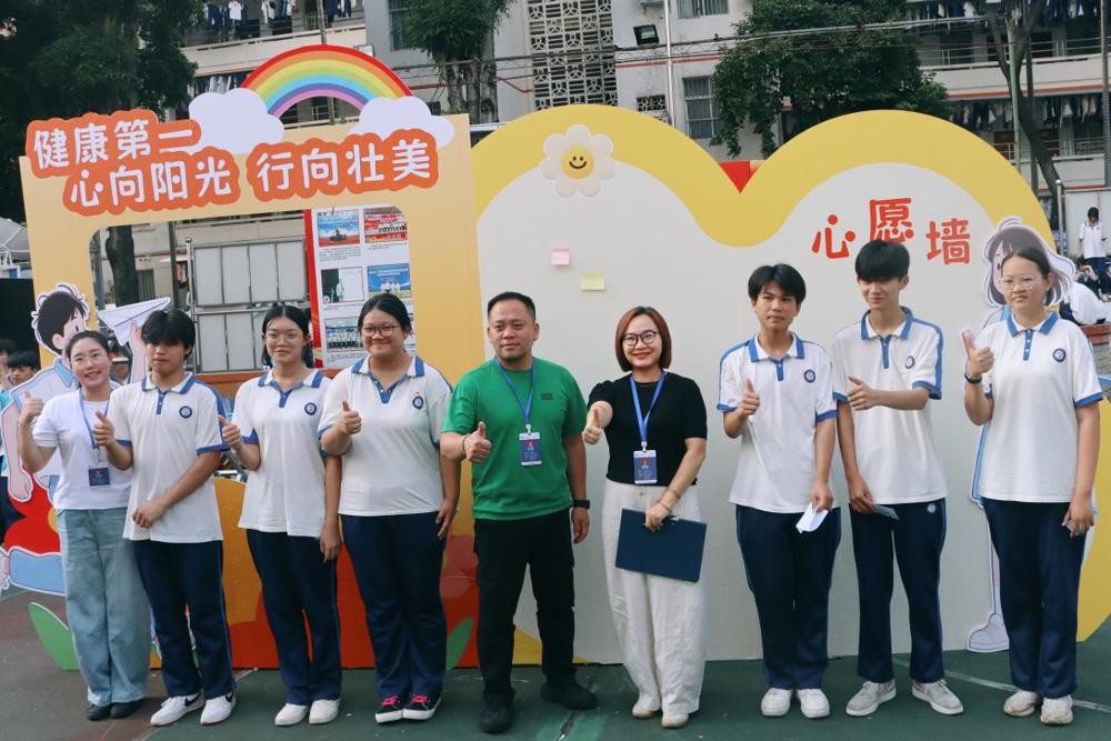 参与活动师生合影