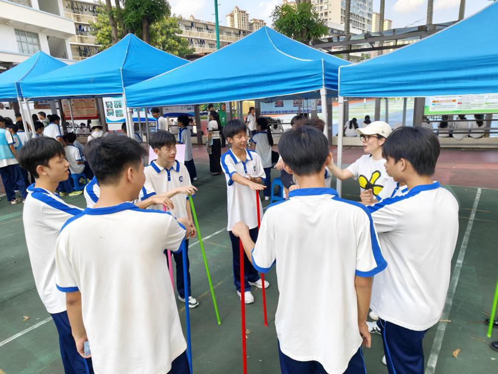 师生一同参加心理健康游园活动2