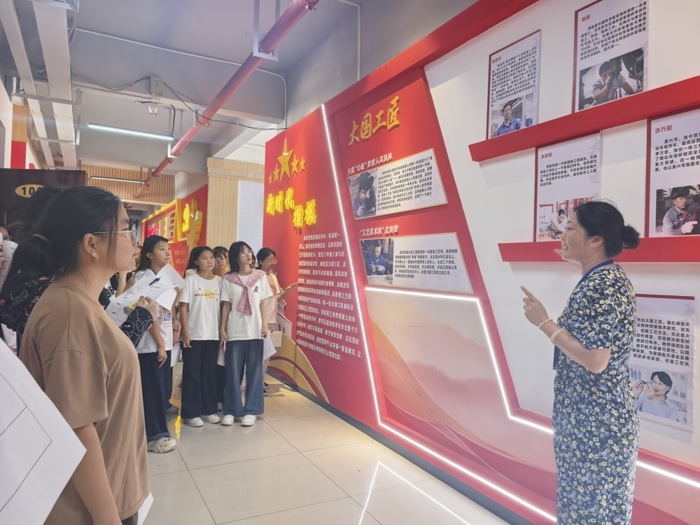 红心齐向党，青春更飞扬｜各班级开展“行走中的思政课”活动