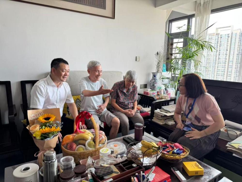 学校党委书记吴成东慰问退休老教师周德正