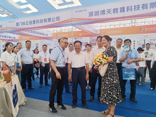 广西2025年职教周丨广西工商学校非遗钩编成果引关注