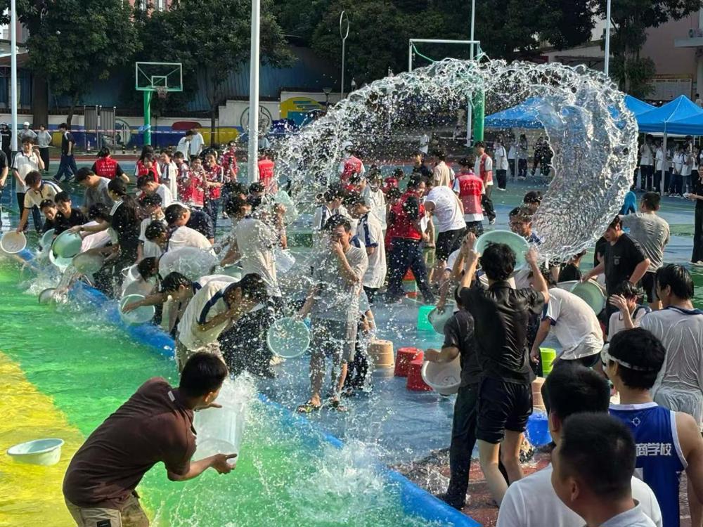 师生一同参加泼水节活动
