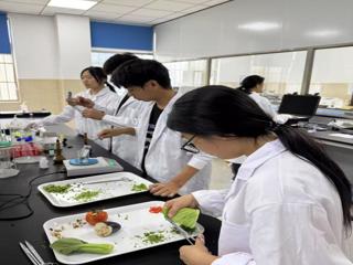 “校园食品安全守护者”——产品质量监督检验检专业师生开展食堂蔬菜快速检验工作