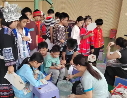 指尖非遗进校园社区 漆扇藤编共筑美好——我校财经商贸专业群开展社会服务活动